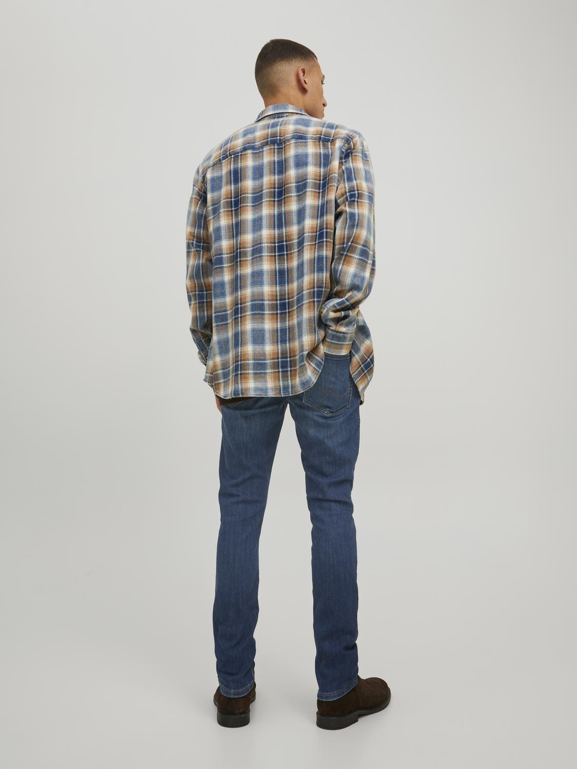 model_shot-back