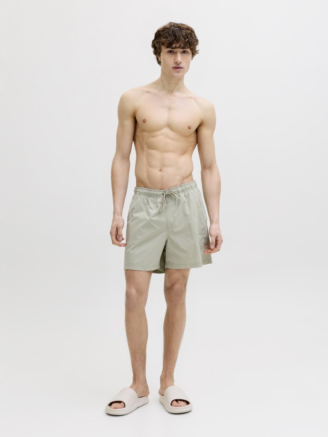 model_shot-front_full