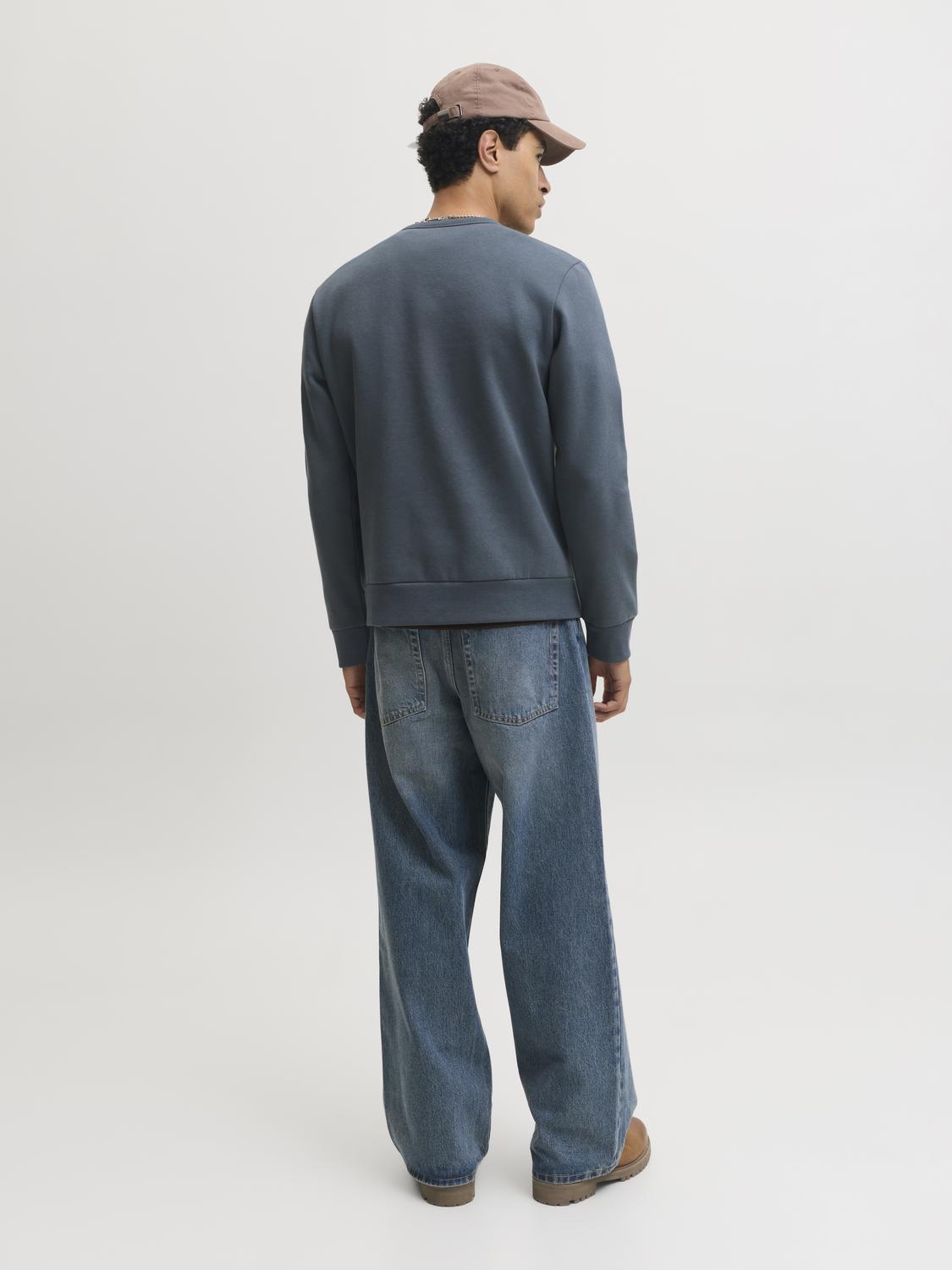 model_shot-back