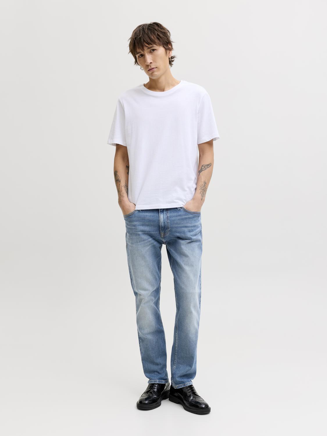 model_shot-front_full