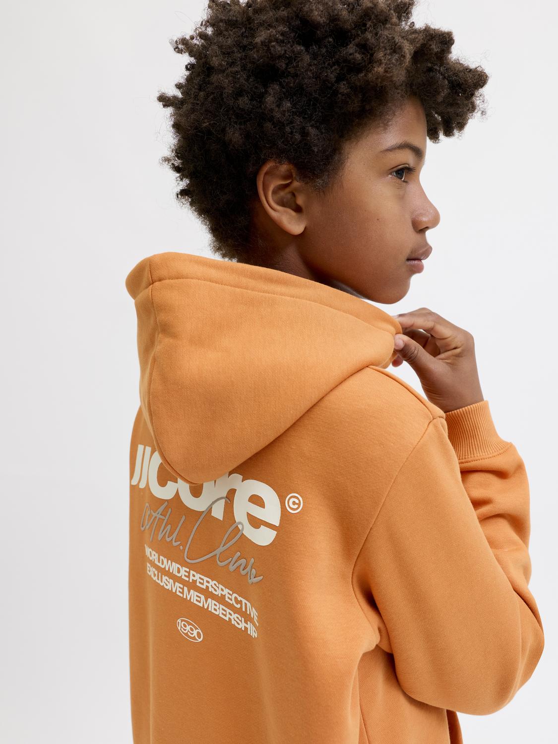 model_shot-creative