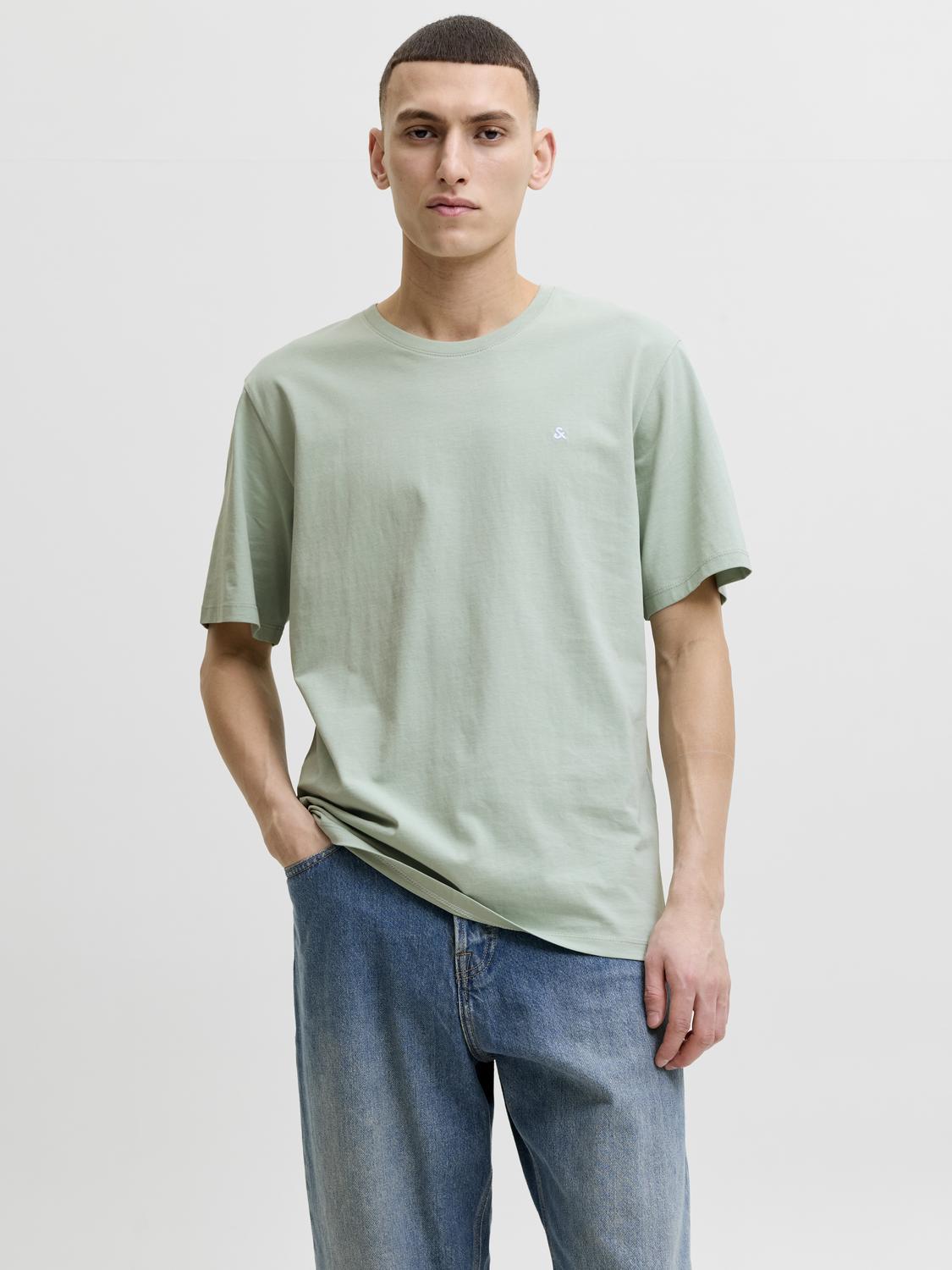 model_shot-front