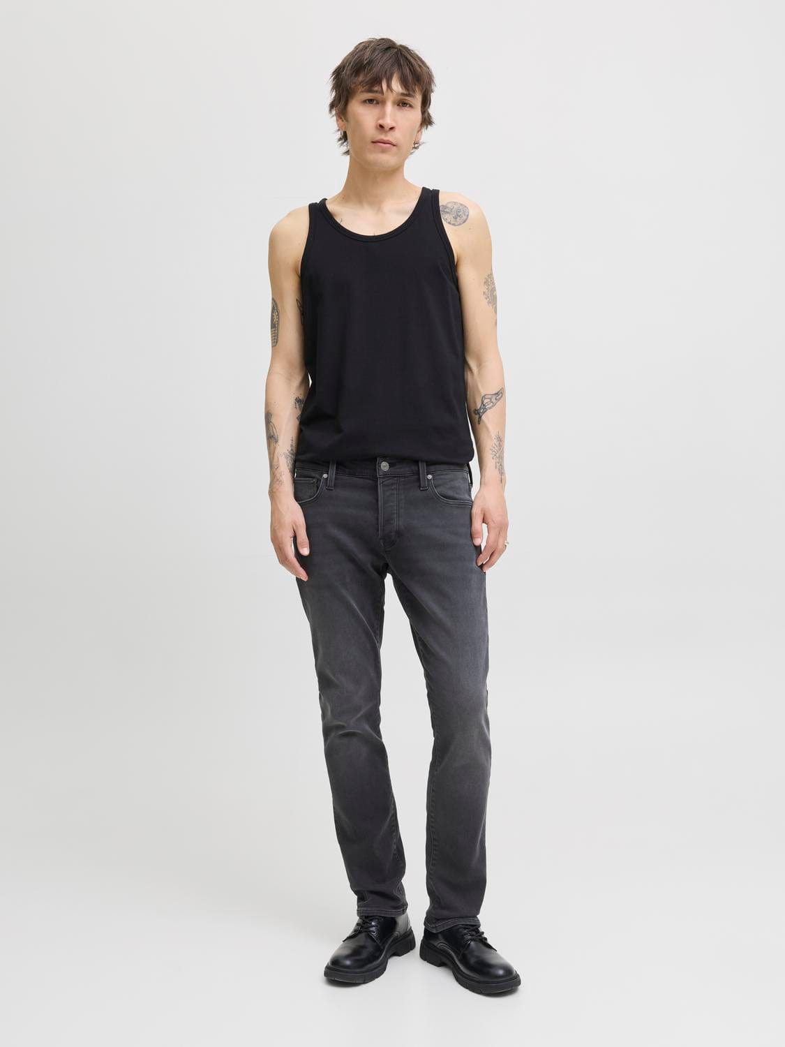 model_shot-front_full