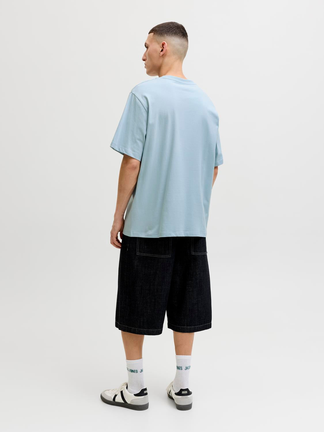 model_shot-back