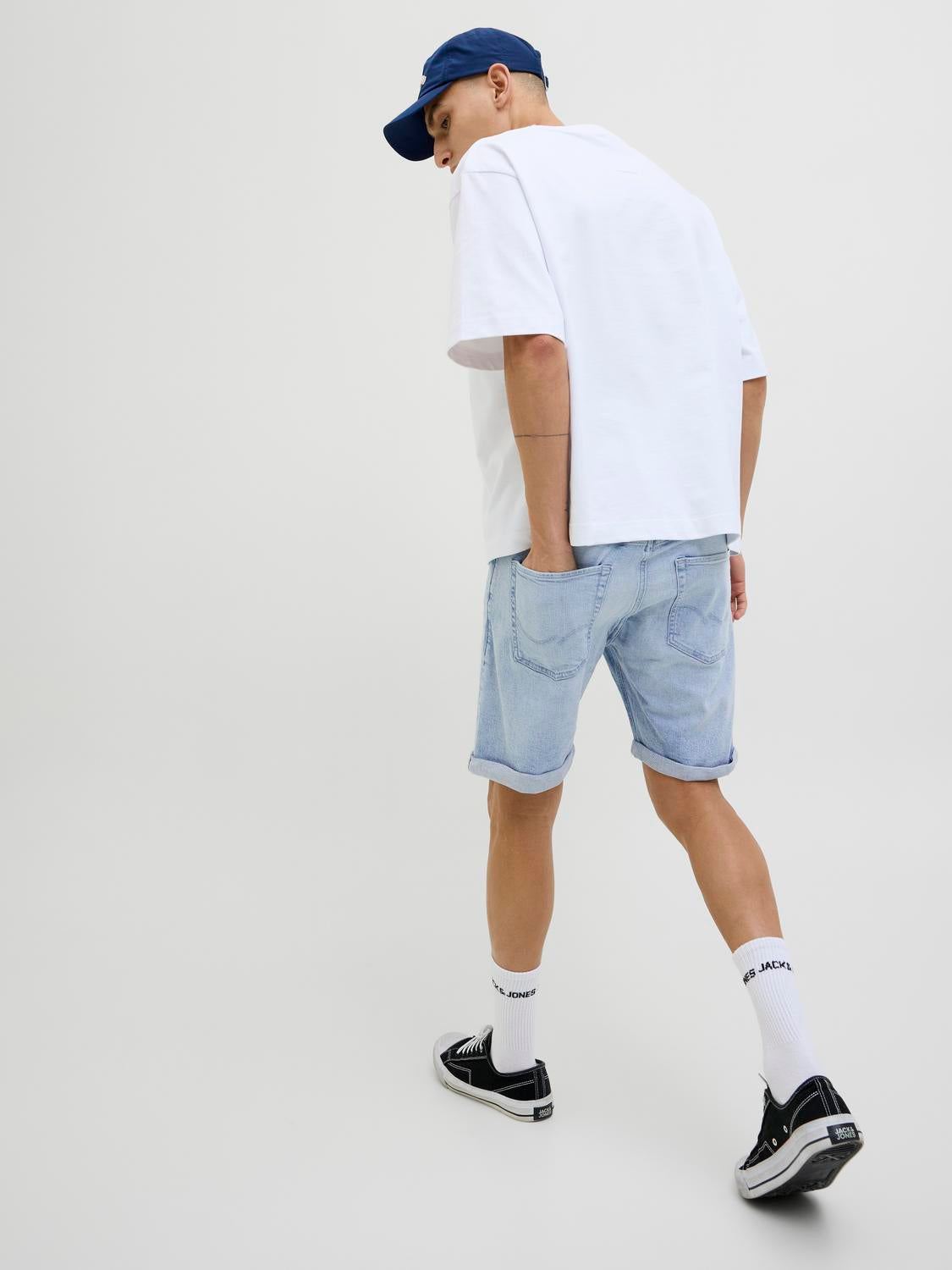 model_shot-creative