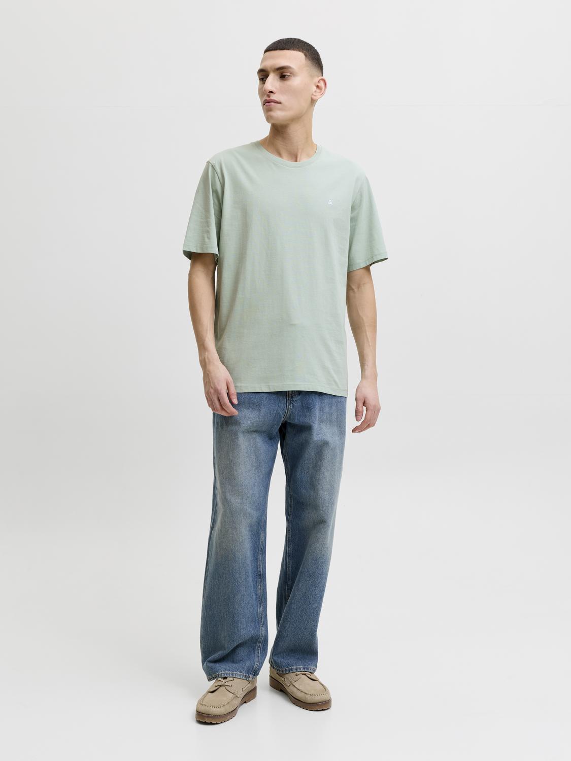 model_shot-front_full