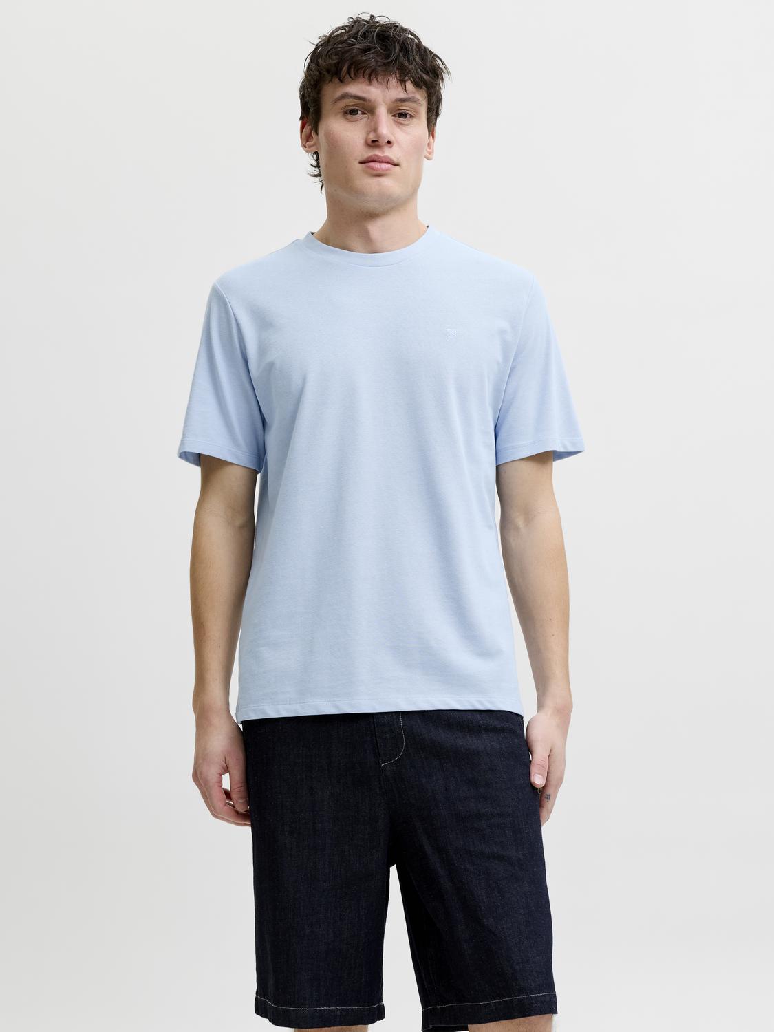 model_shot-front