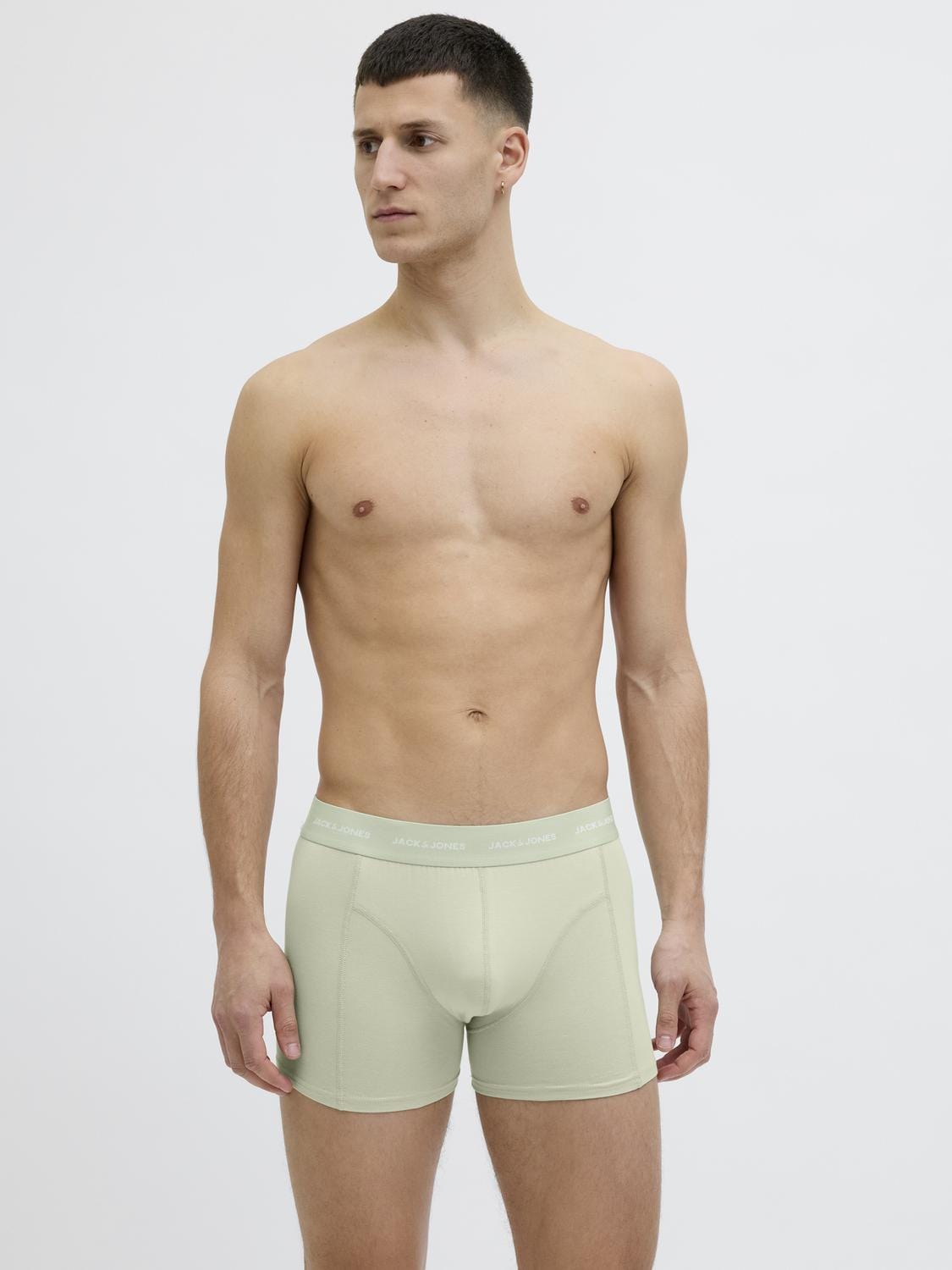 model_shot-front