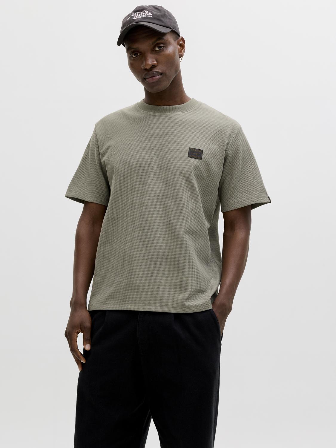 model_shot-front