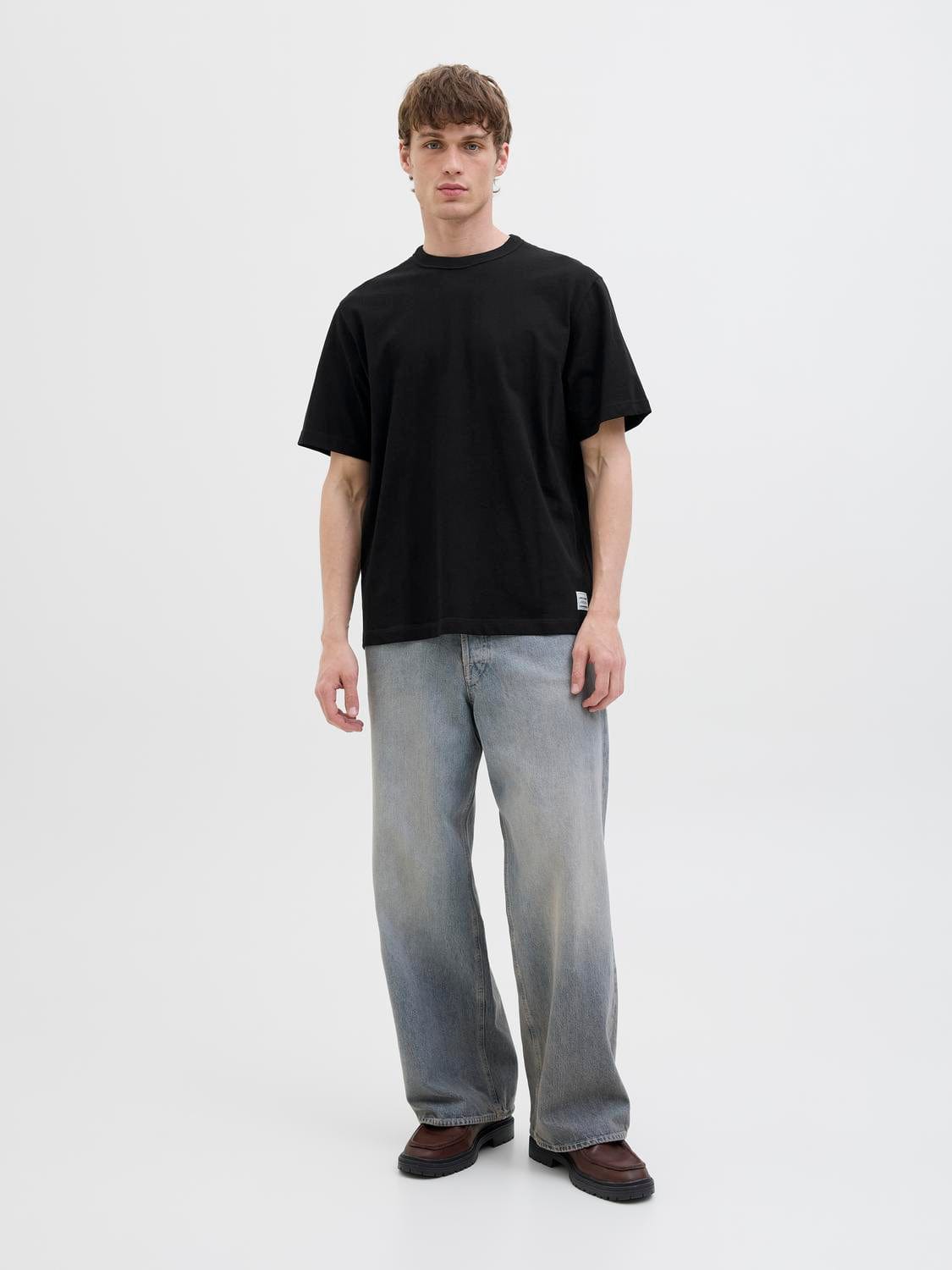 model_shot-front_full