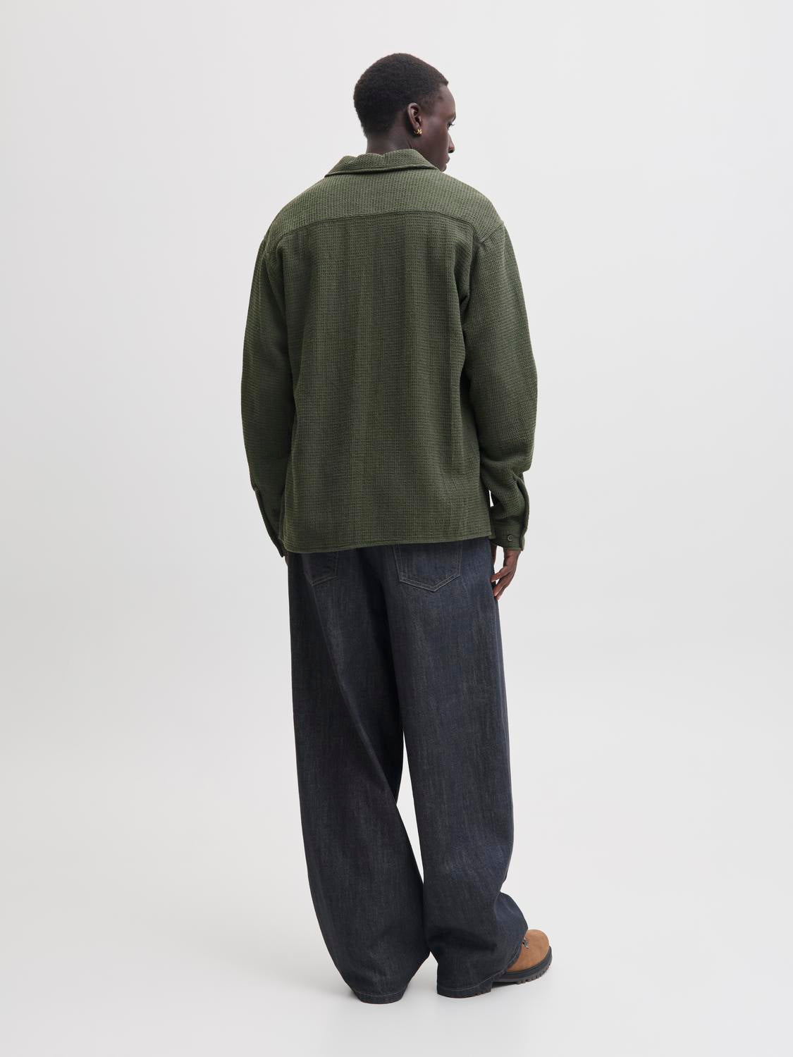 model_shot-back