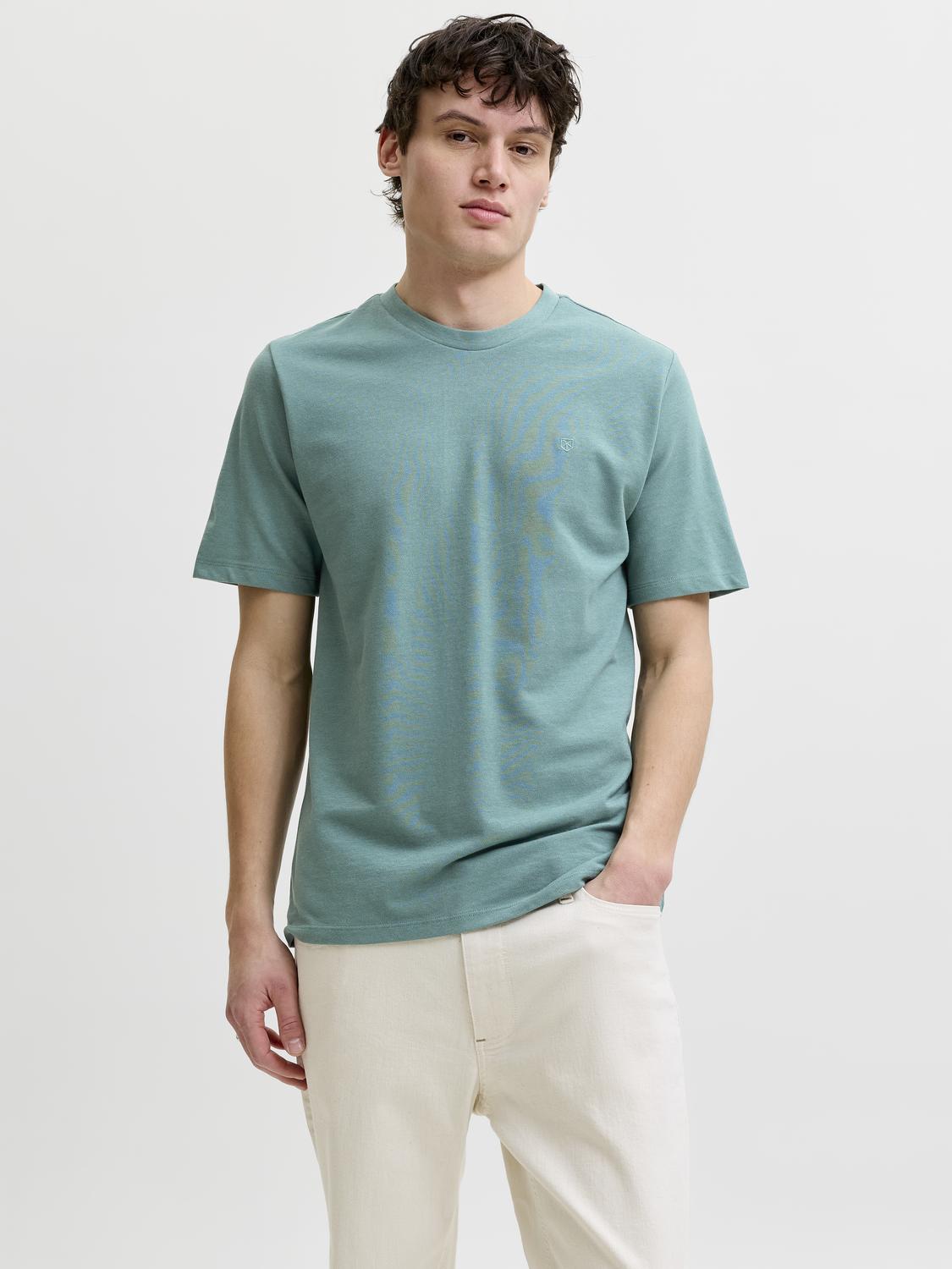 model_shot-front