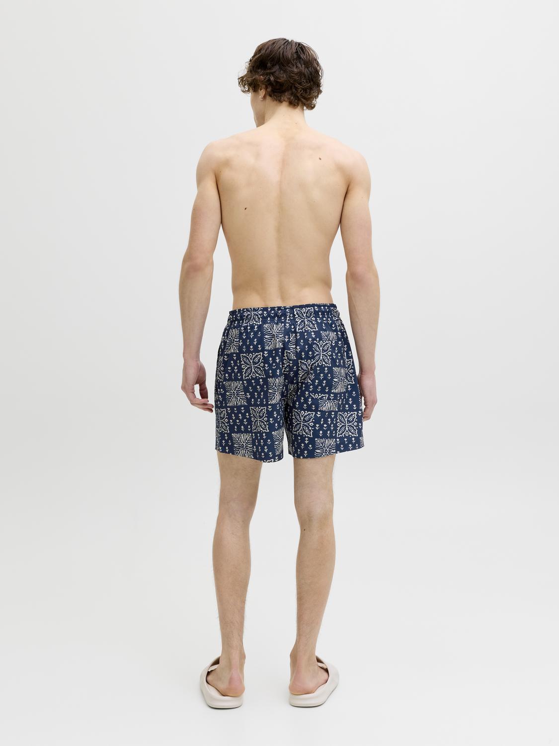 model_shot-back