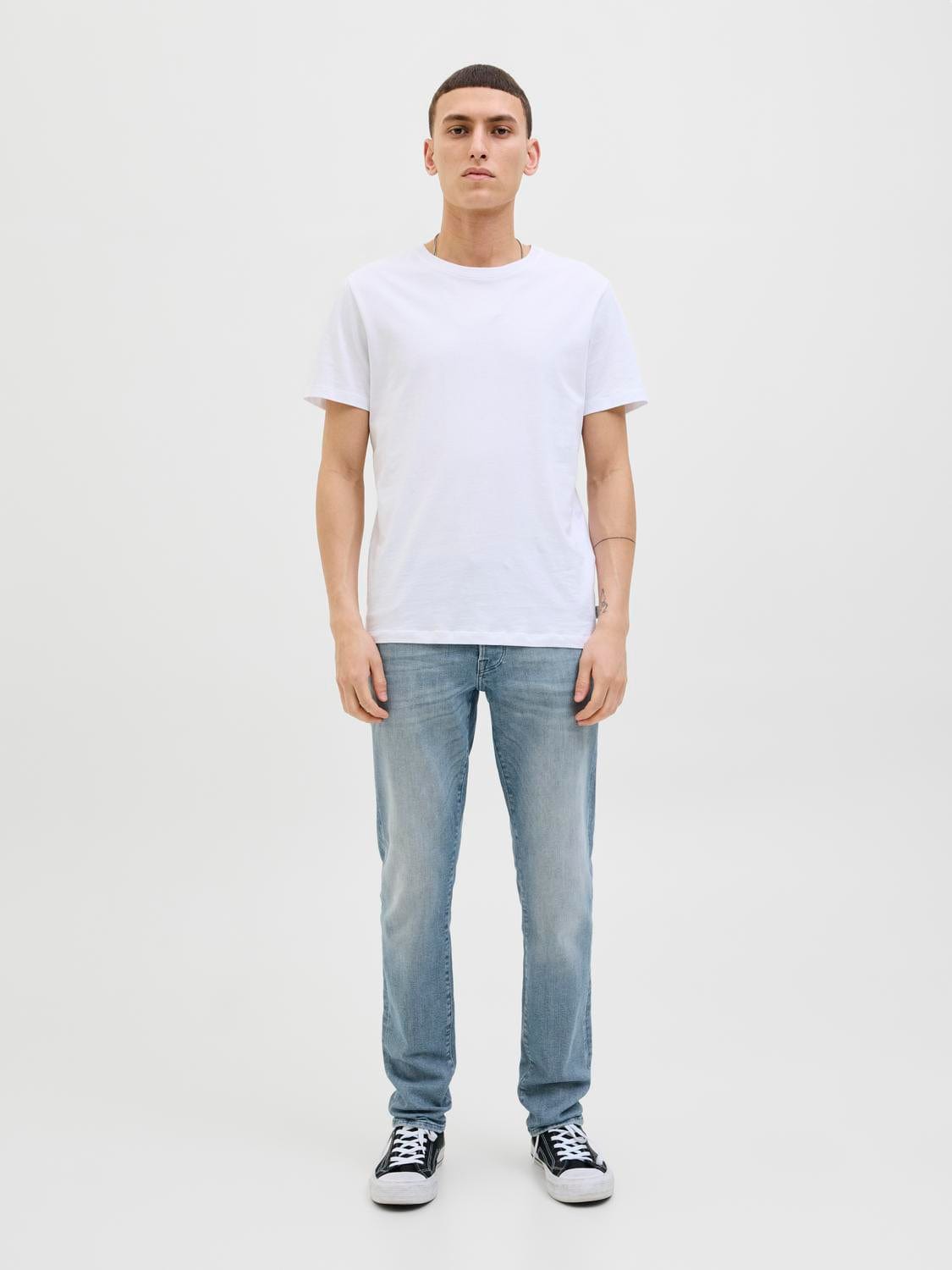 model_shot-front_full