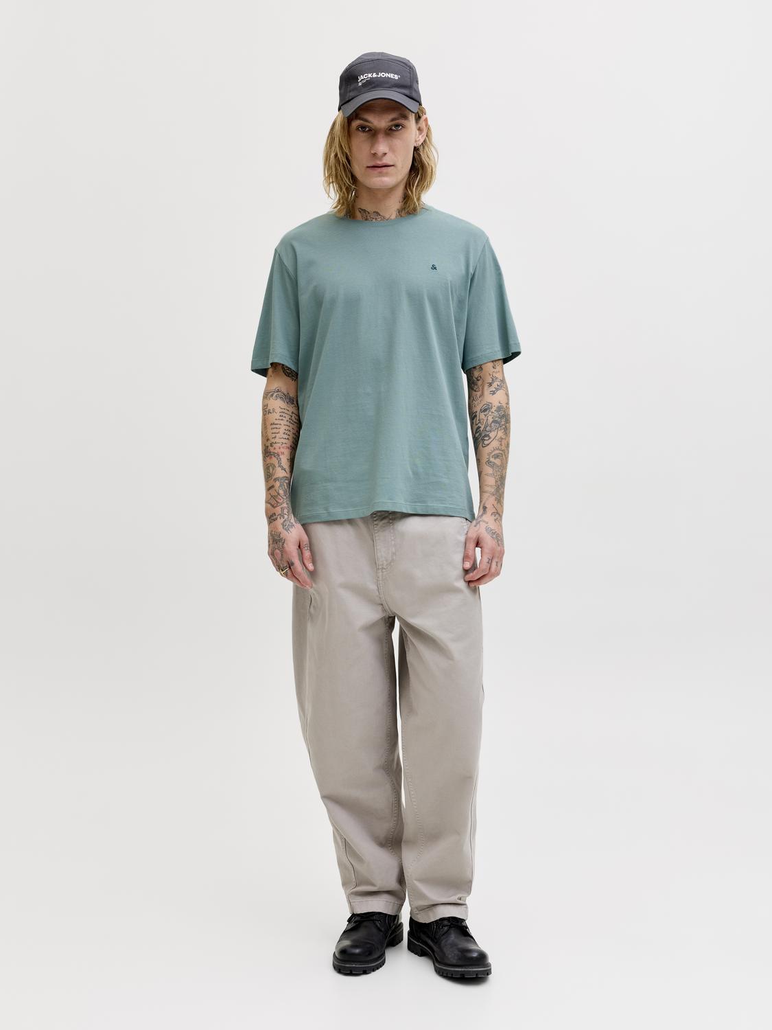 model_shot-front_full