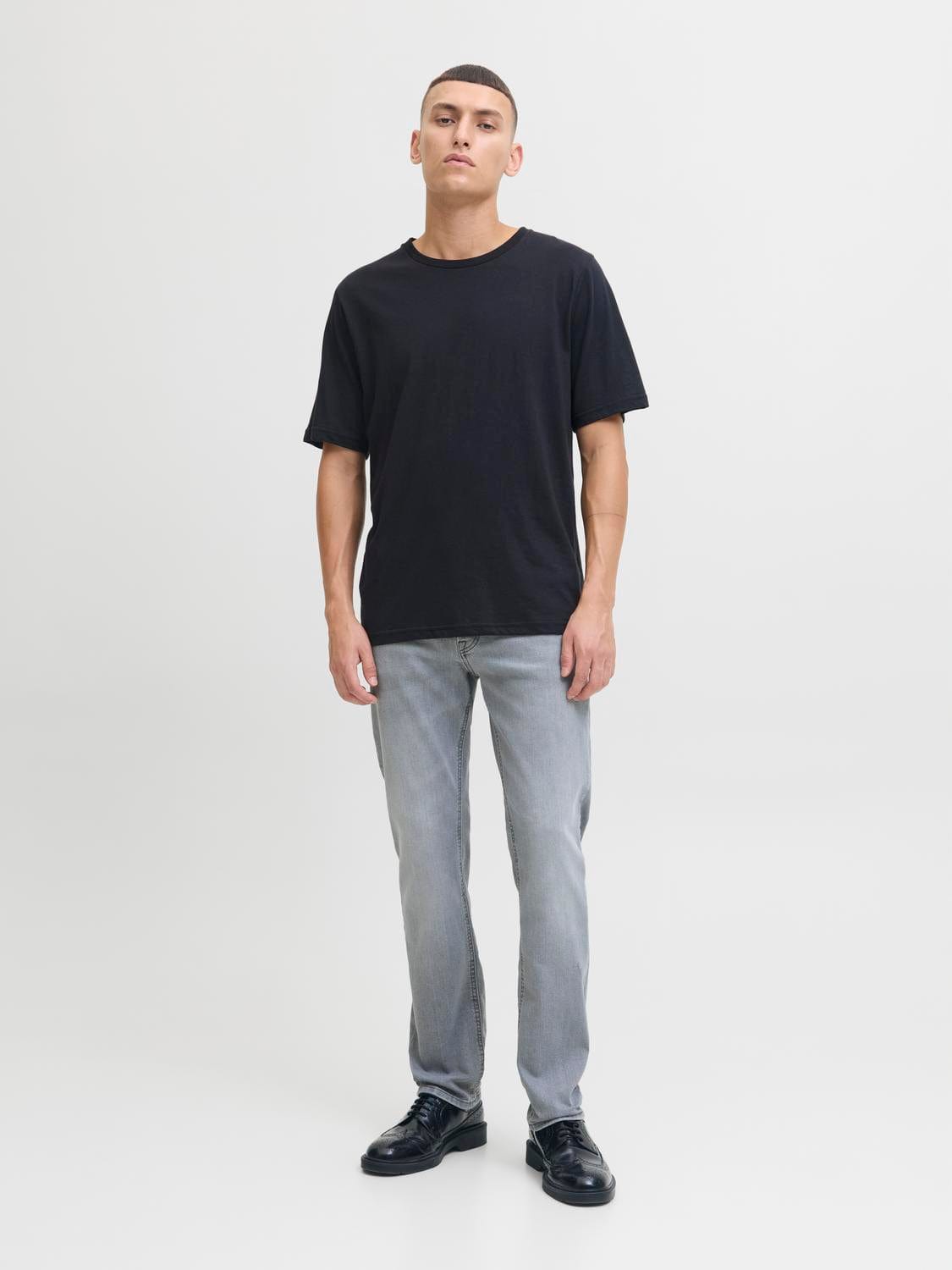 model_shot-front_full