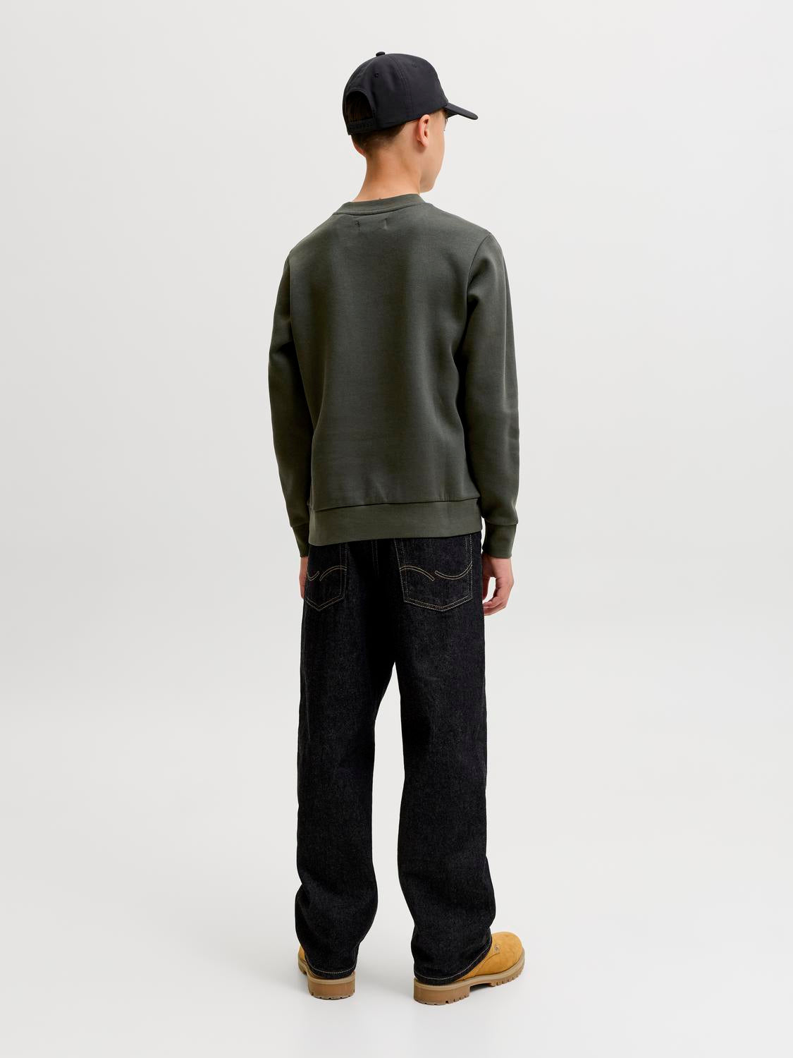 model_shot-back