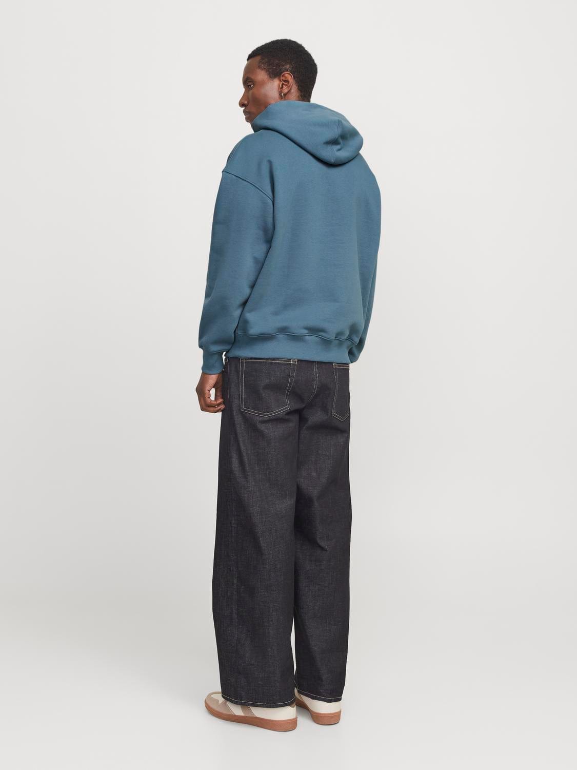 model_shot-back