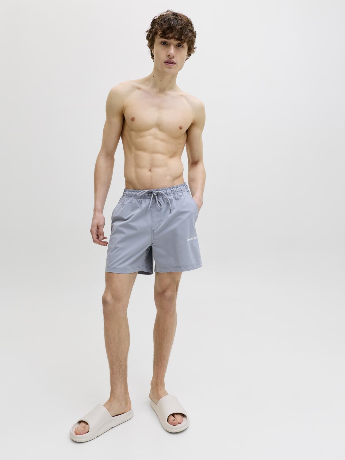 model_shot-creative