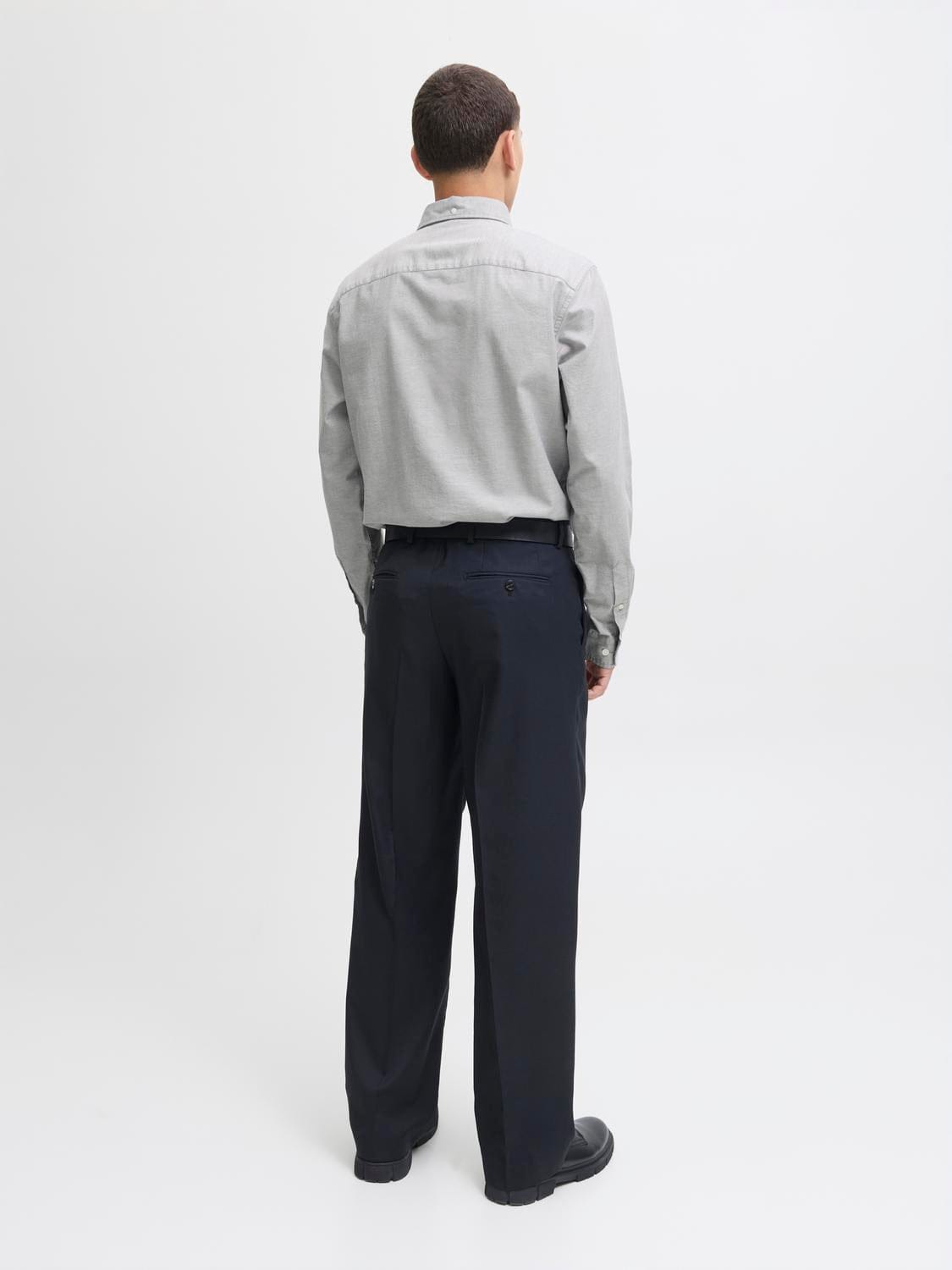 model_shot-back