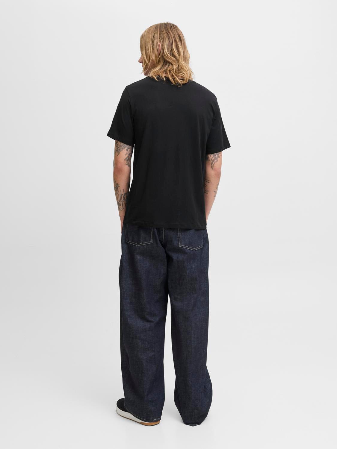 model_shot-back
