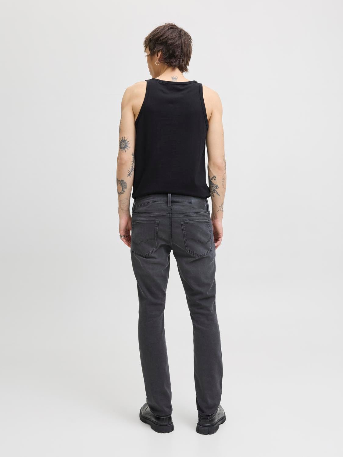 model_shot-back