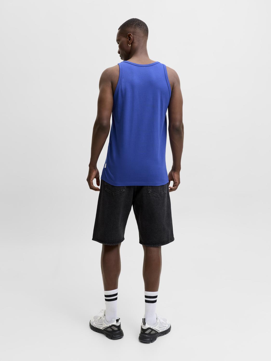 model_shot-back