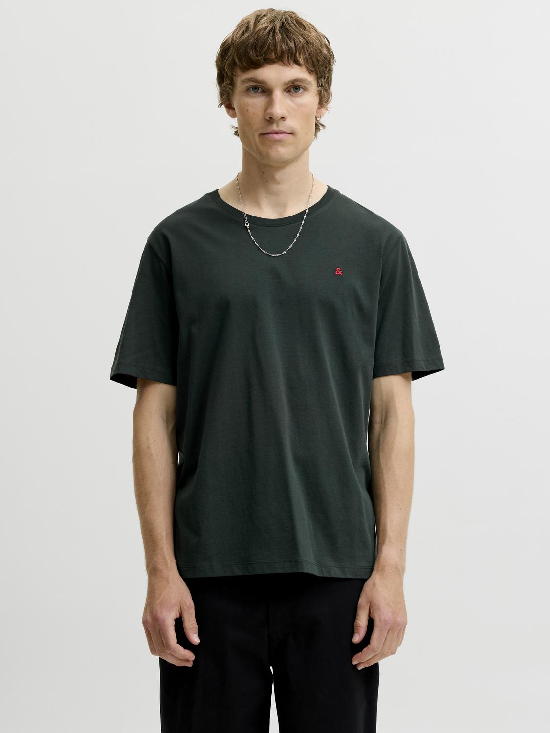 model_shot-front