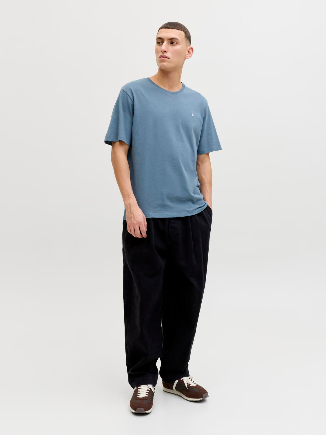 model_shot-front_full