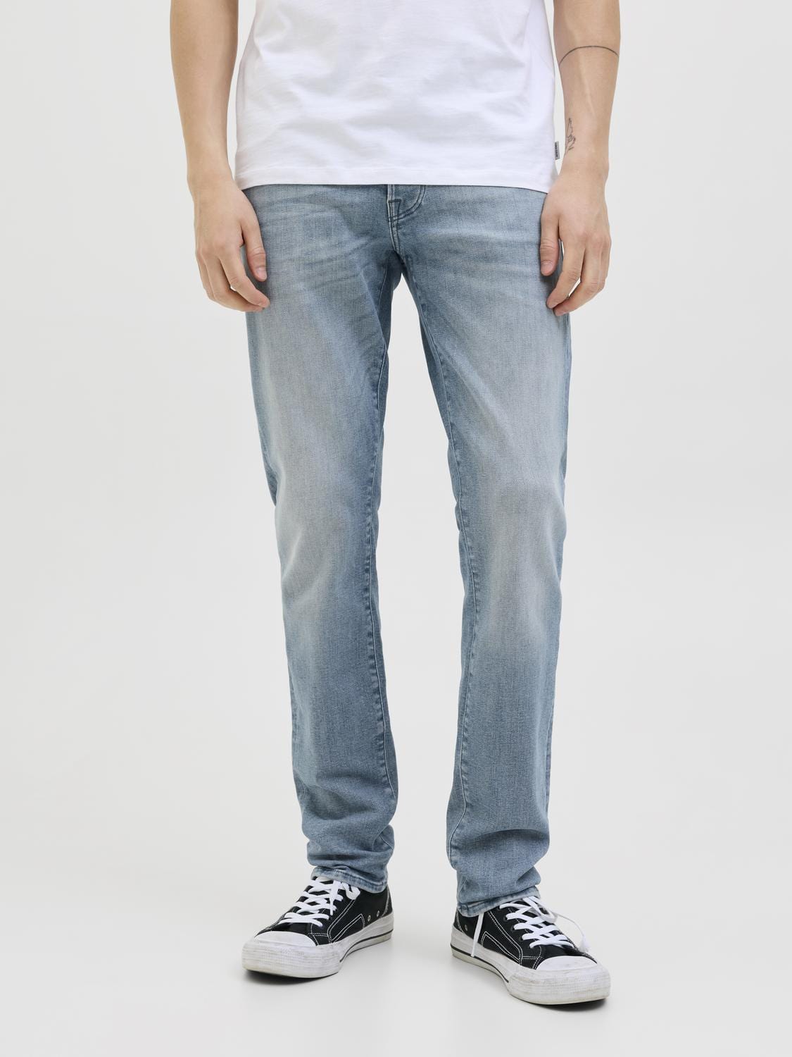 model_shot-front