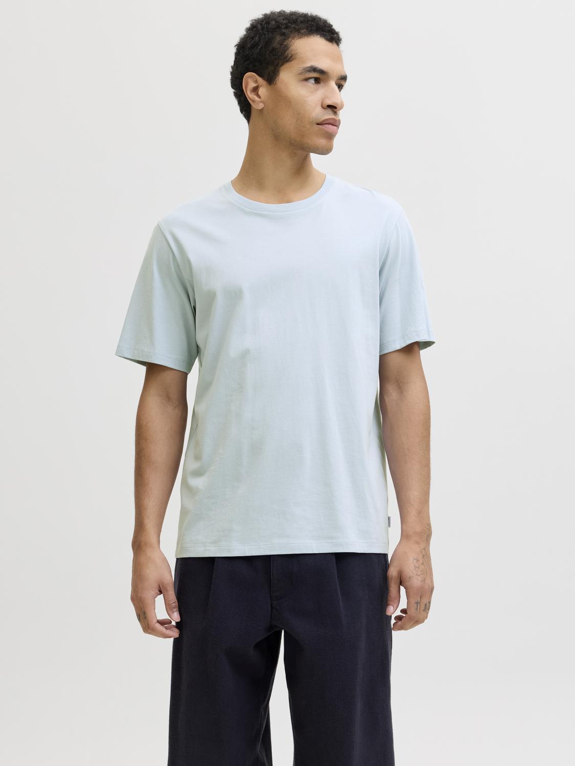 model_shot-front