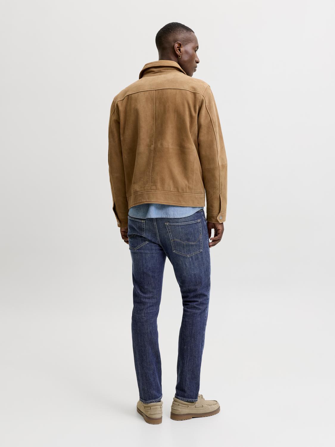 model_shot-back