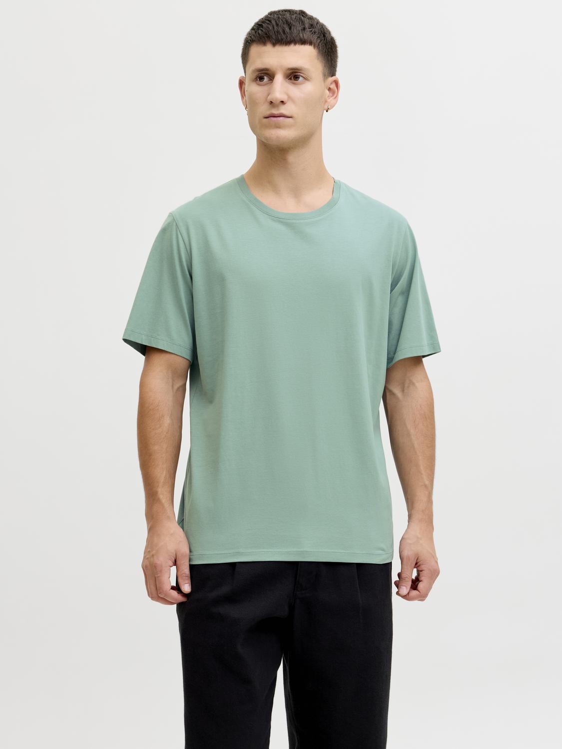 model_shot-front