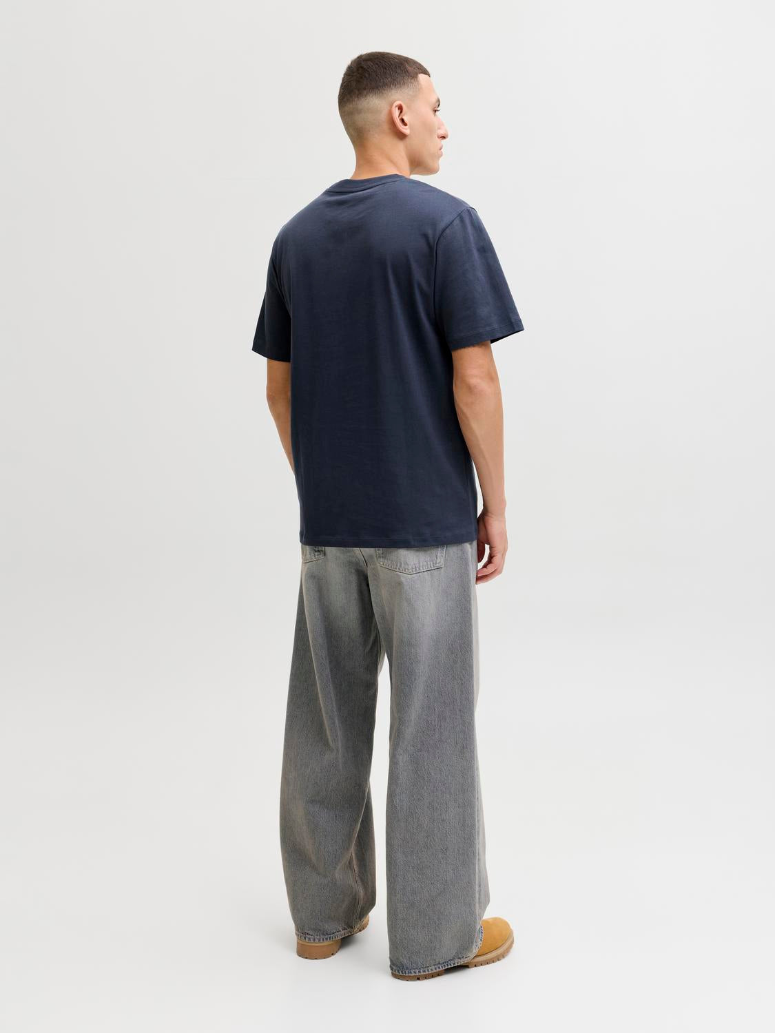 model_shot-back