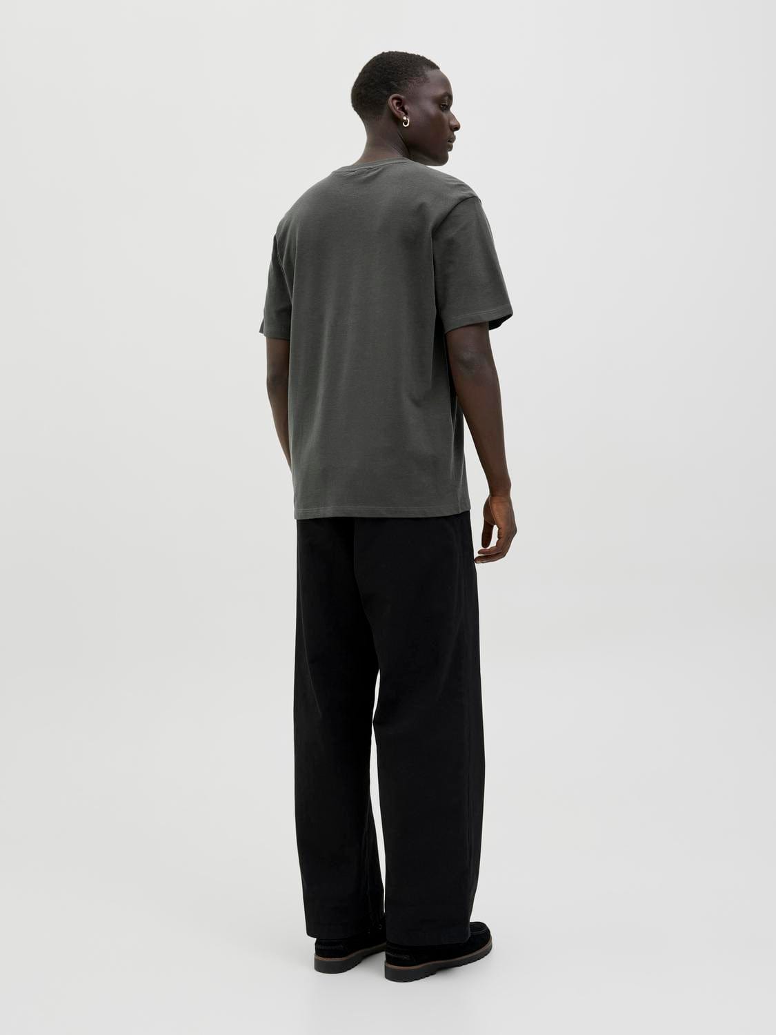 model_shot-back