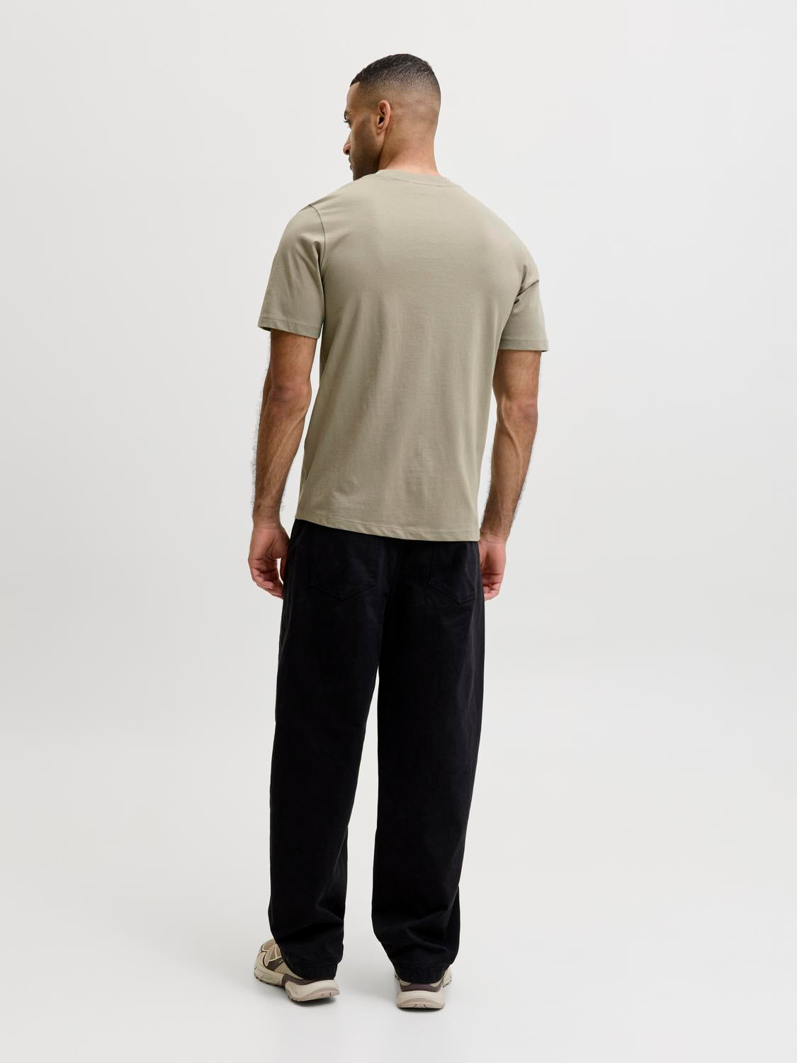 model_shot-back