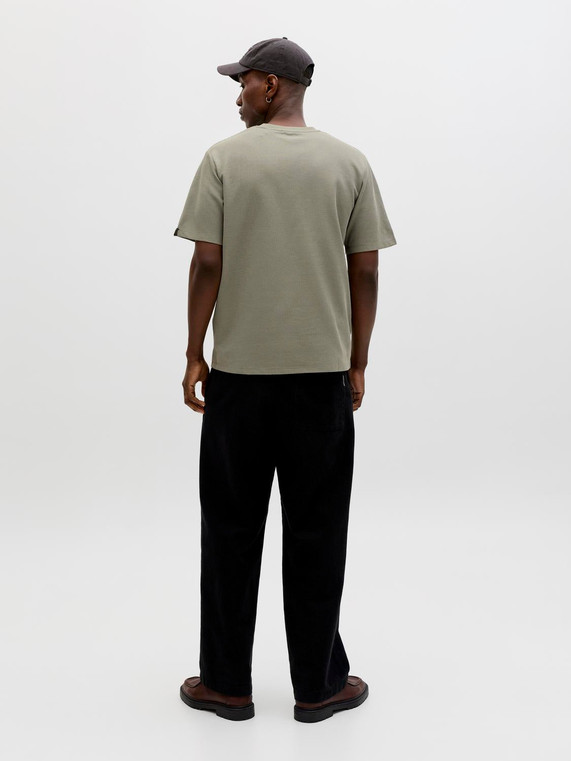 model_shot-back