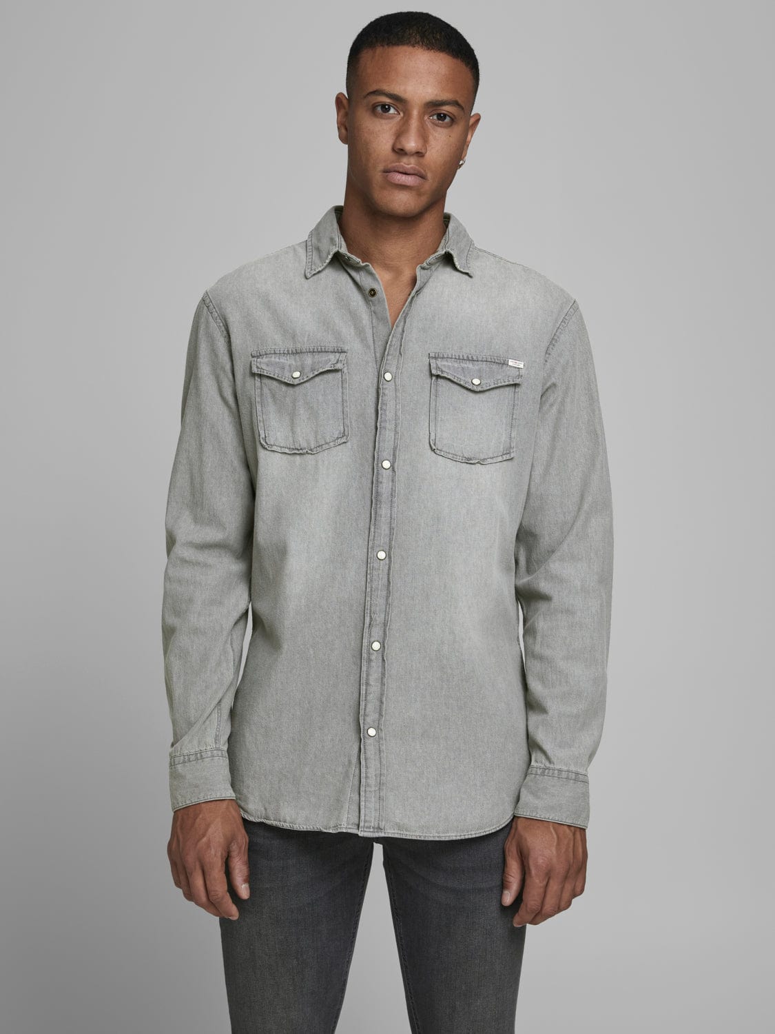 Camisa vaquera gris con bolsillos -SHERIDAN