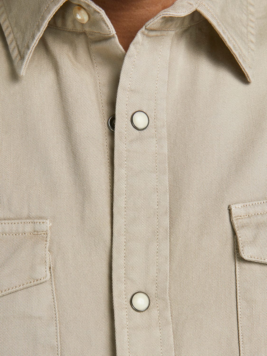 Camisa vaquera beige con bolsillos -SHERIDAN