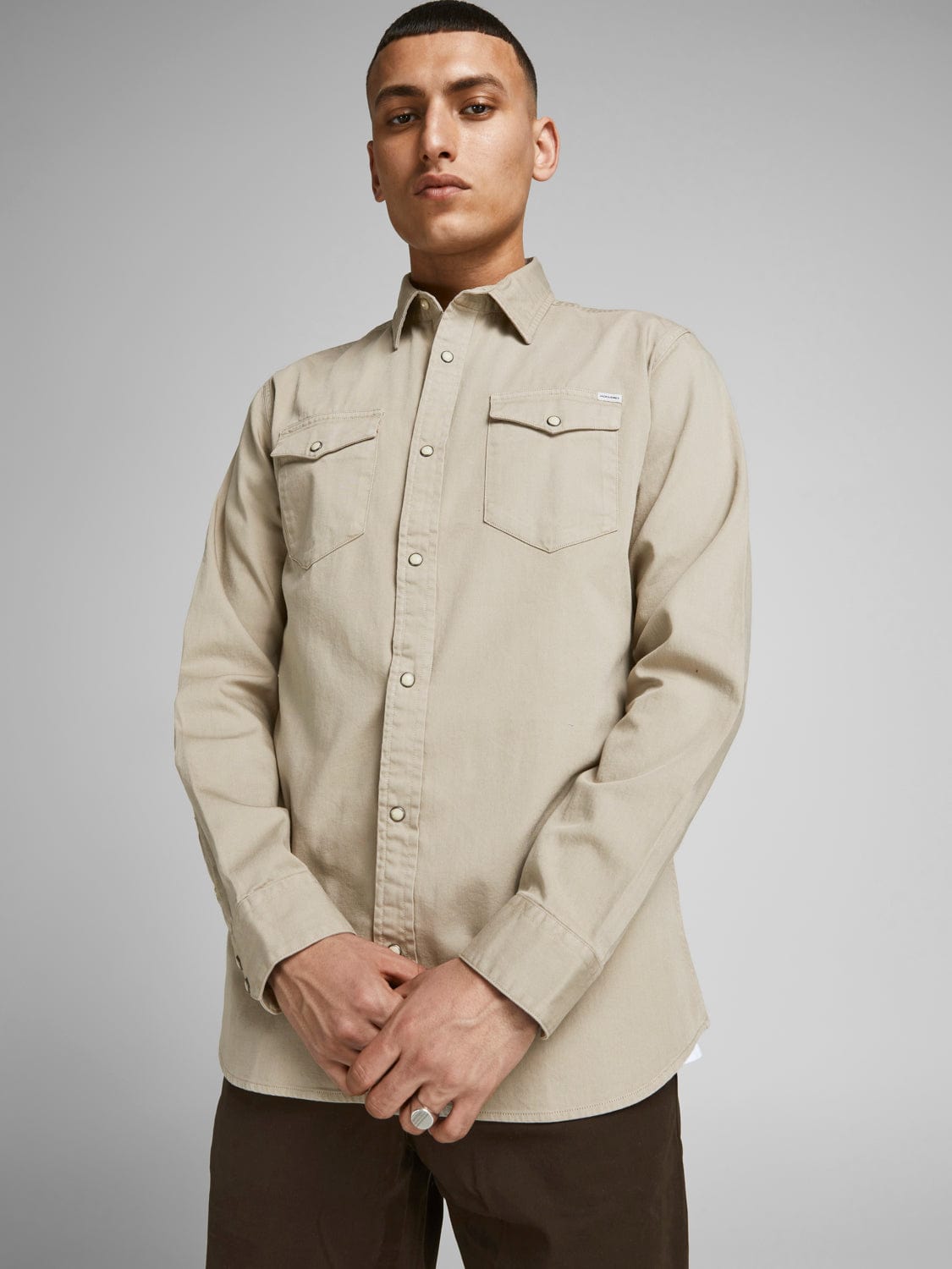 Camisa vaquera beige con bolsillos -SHERIDAN