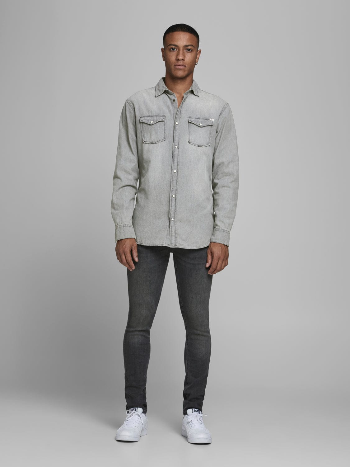 Camisa vaquera gris con bolsillos -SHERIDAN