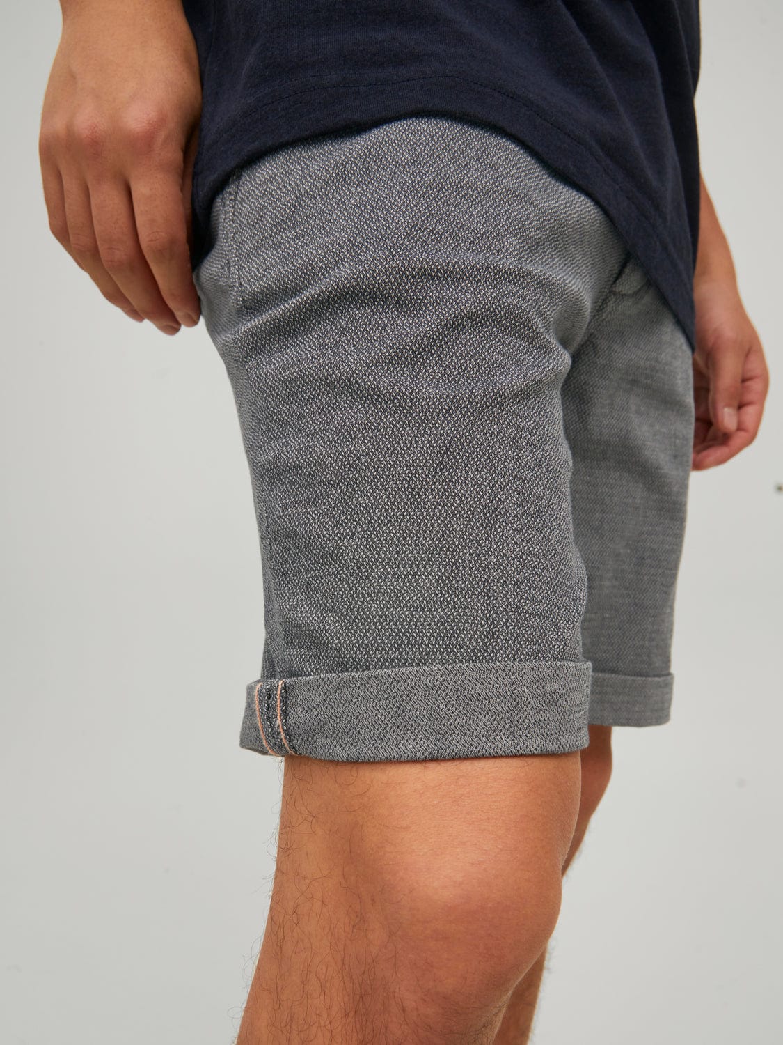 Pantalón corto chino con textura gris oscuro - JPSTFURY