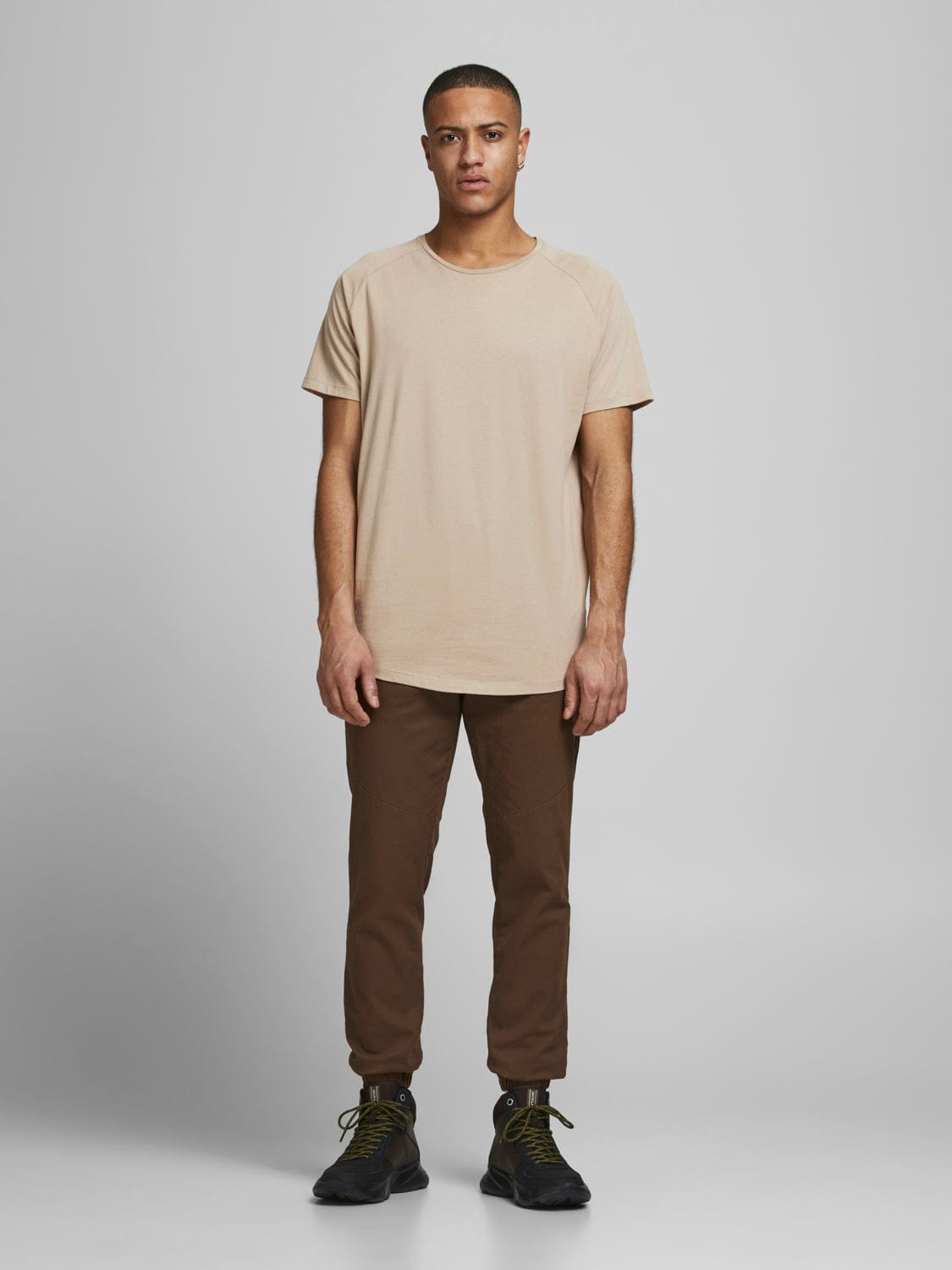 Camiseta hombre básica cuello redondo algodón marrón Curved