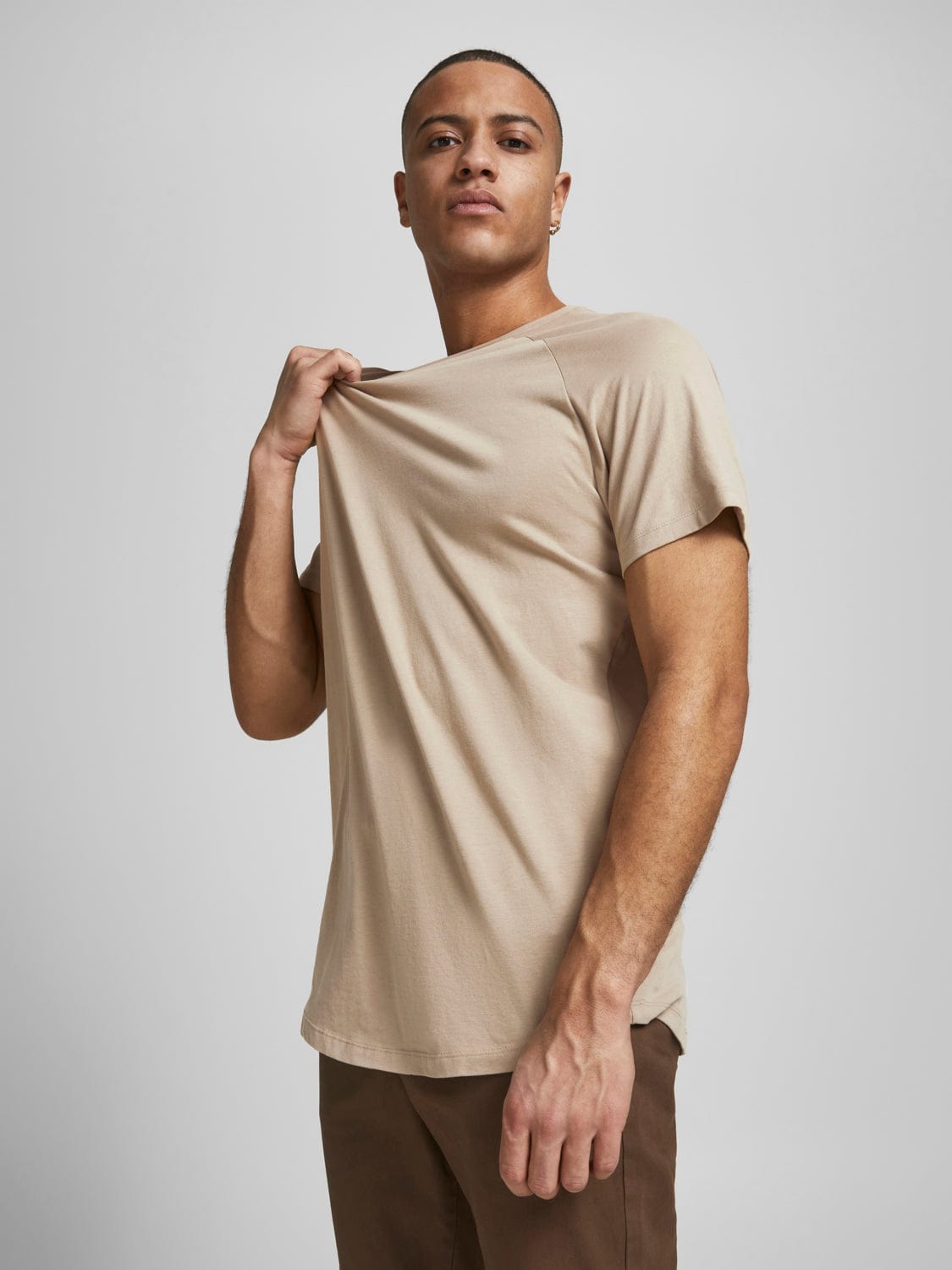Camiseta hombre básica cuello redondo algodón marrón Curved